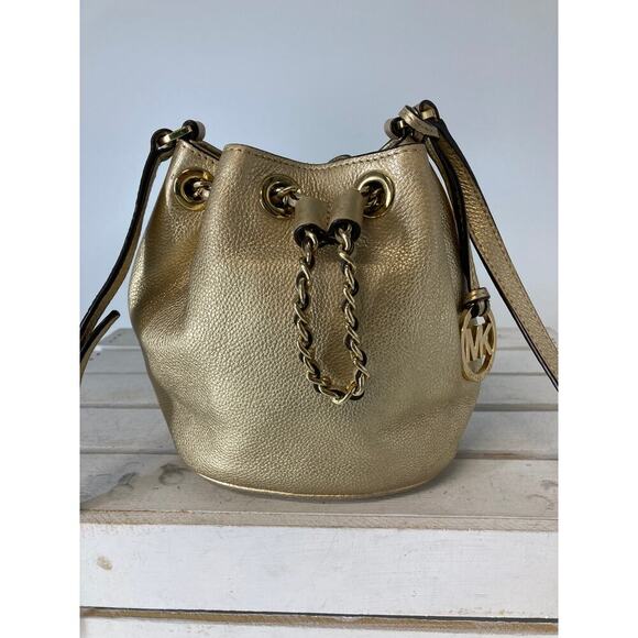 MICHAEL KORS, MINI GOLD PEBBLED LEATHER CROSSBODY BAG - Picture 2 of 15